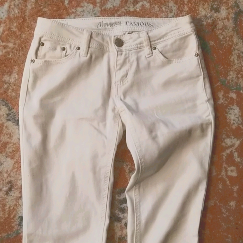Almost Famous all white skinny jeans size 3